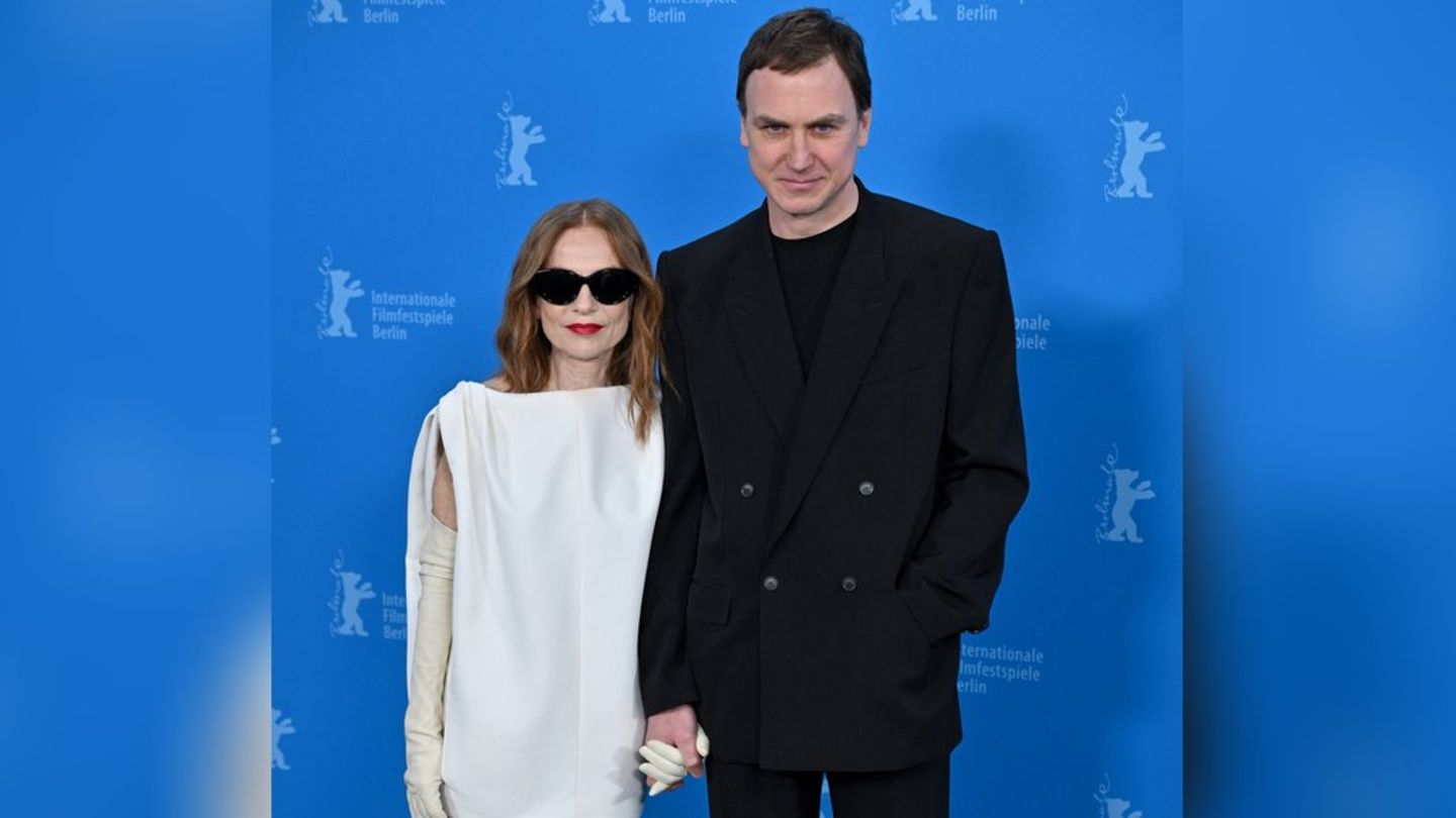 Lars Eidinger und Isabelle Huppert stellten auf der Berlinale ihren neuen Film "Die Blutgräfin" vor.
