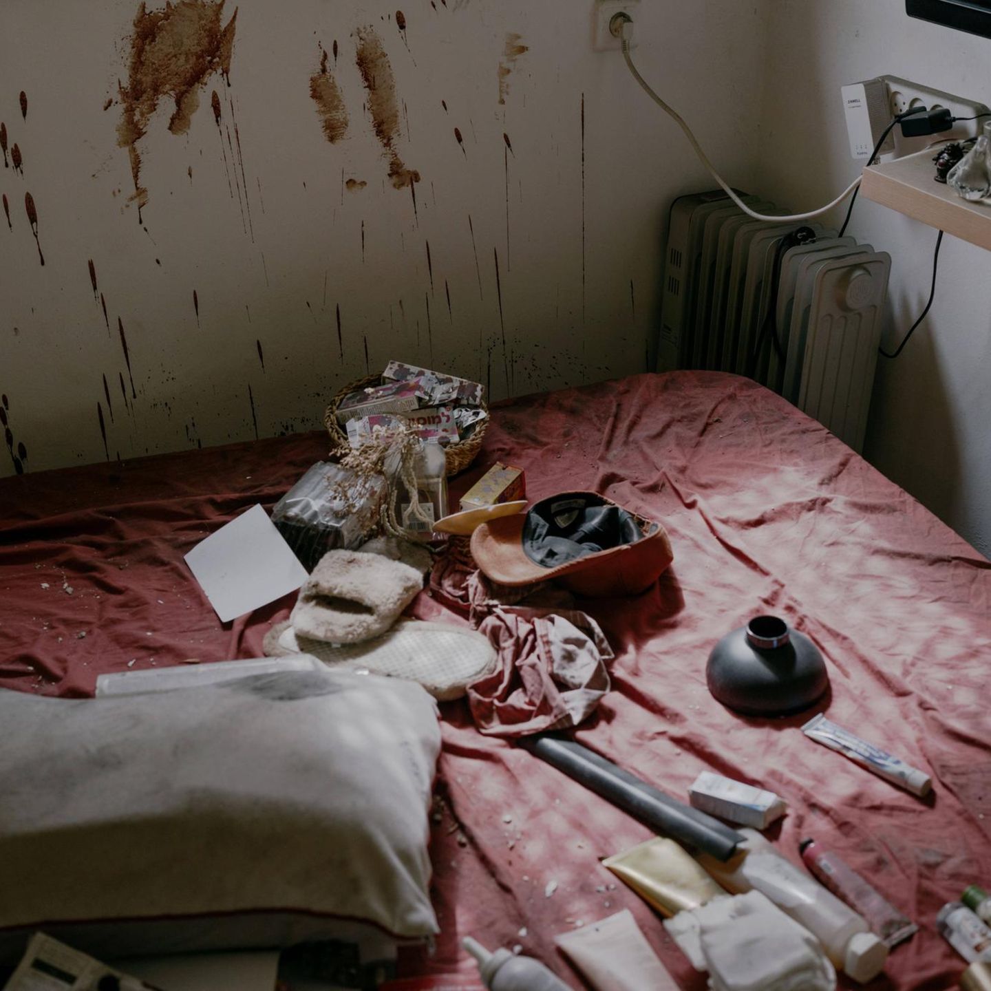 Im israelischen Kibbuz Kfar Azza lassen die Spuren in diesem Haus nahe der israelisch-gazaischen Grenze nur erahnen, wie brutal der Hamas-Angriff am 7. Oktober vor sich ging (Archiv)