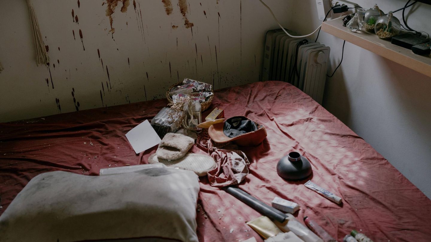 Im israelischen Kibbuz Kfar Azza lassen die Spuren in diesem Haus nahe der israelisch-gazaischen Grenze nur erahnen, wie brutal der Hamas-Angriff am 7. Oktober vor sich ging (Archiv)