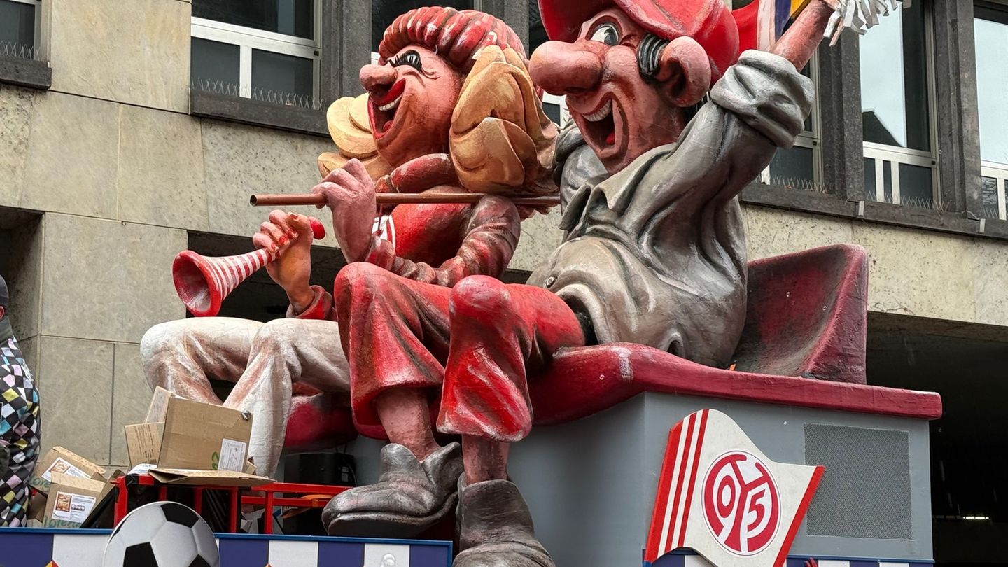 Mainz 05 ist beim Rosenmontagsumzug dabei. Foto: Bernd Glebe/dpa