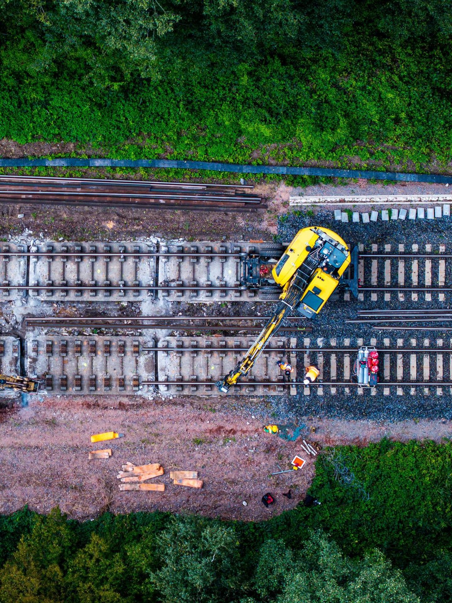 Mit schwerer Technik wird auf einem Teilstück der Bahnstrecke Hamburg–Berlin die feste Fahrbahn aus Beton abgebaut