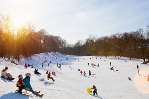 Rodeln im Schnee in München