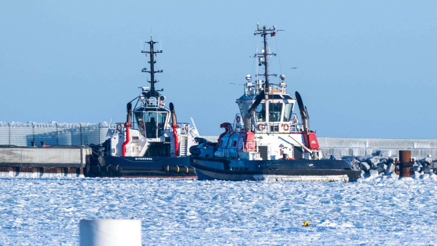 Dank Eisbrechern können Schiffe den Hafen Mukran erreichen. Doch ein längst erwartetes LNG-Schiff liegt noch immer draußen auf R