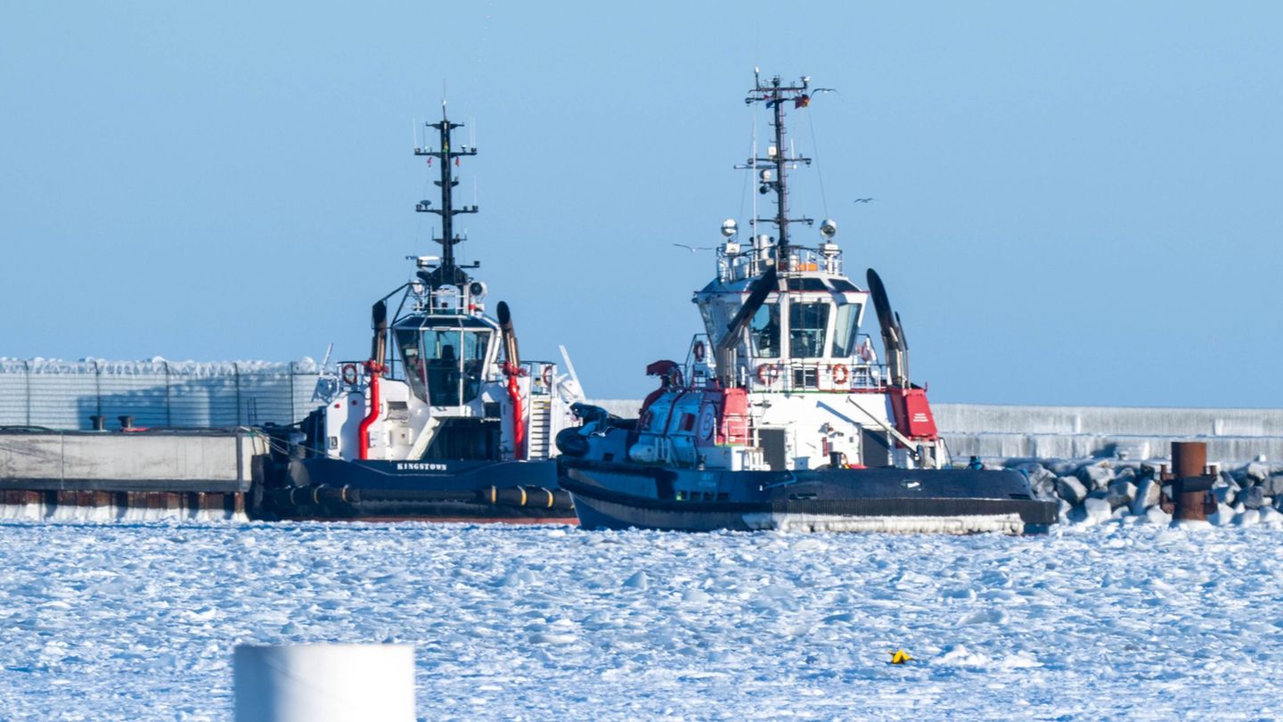 Dank Eisbrechern können Schiffe den Hafen Mukran erreichen. Doch ein längst erwartetes LNG-Schiff liegt noch immer draußen auf R