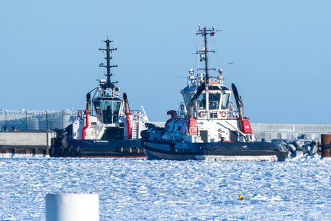 Dank Eisbrechern können Schiffe den Hafen Mukran erreichen. Doch ein längst erwartetes LNG-Schiff liegt noch immer draußen auf R