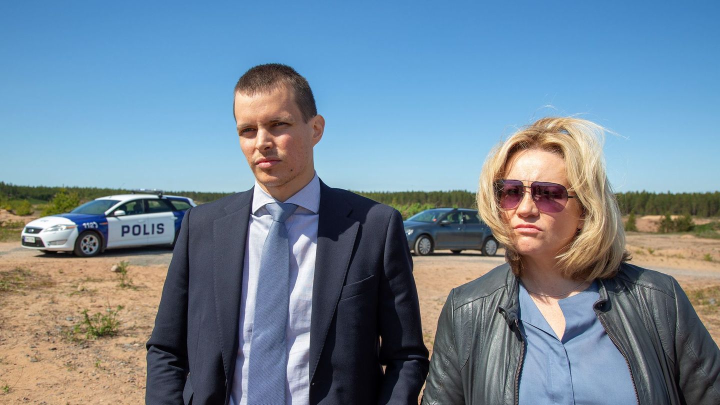 Lauri Räihä (Johannes Holopainen) wird mit seiner Kollegin Sanna Tervo (Maria Sid) in die abgelegene Region geschickt, die stark von strenggläubigen Lutheranern dominiert wird.