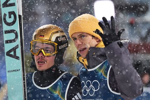 Philipp Raimund und Andreas Wellinger verpassen im Schneetreiben eine Medaille. Foto: Daniel Karmann/dpa