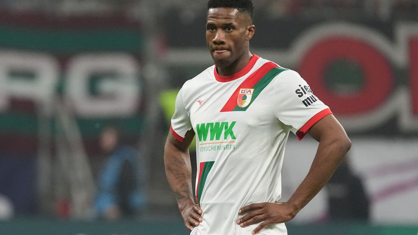 Samuel Essende verlässt den FC Augsburg. (Archivbild) Foto: Christian Charisius/dpa