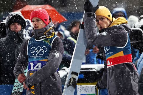 Am Ende ärgerten sich Philipp Raimund (l) und Andreas Wellinger. Foto: Daniel Karmann/dpa