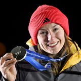 Laura Nolte zeigt ihre Silbermedaille