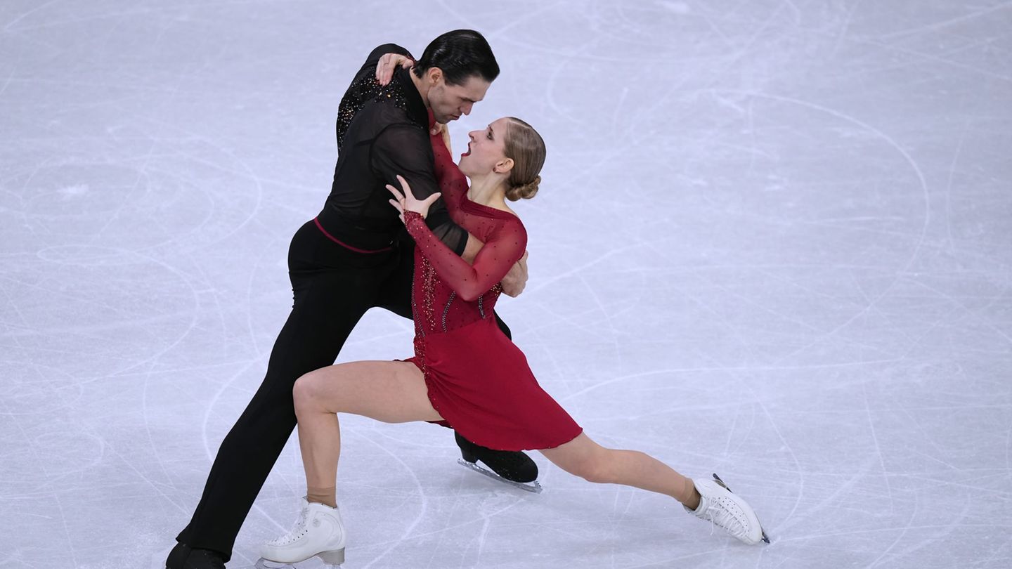 Minerva Hase (r) und Nikita Volodin (l) konnten sich mit einer Medaille belohnen