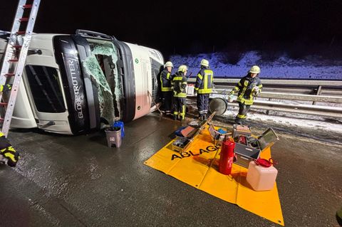 Der Lkw blieb auf der Seite liegen. Foto: Feuerwehr Sittensen/dpa