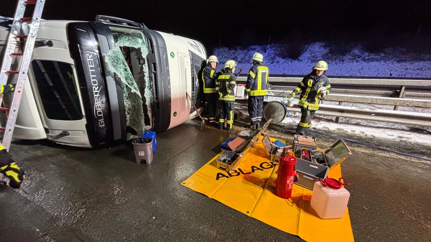 Glätte auf der Fahrbahn: Lkw kippt auf A1 um – Vollsperrung bis zum Morgen