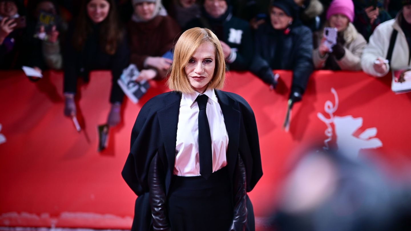 Isabelle Huppert kommt zur Weltpremiere in Berlin. Foto: Sebastian Christoph Gollnow/dpa