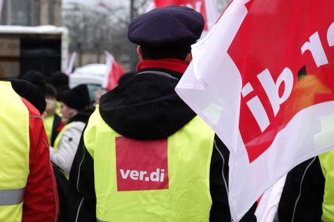 Am Dienstag werden viele Busse der Hochbahn in Hamburg wegen eines Warnstreiks in den Depots bleiben. (Symbolbild) Foto: Rabea G
