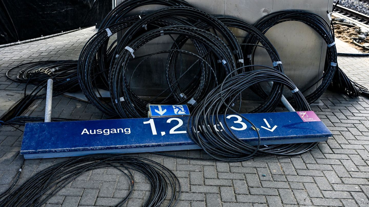 Fahrgäste zwischen Hamburg und Berlin warten auf Klarheit: Foto: Jens Kalaene/dpa