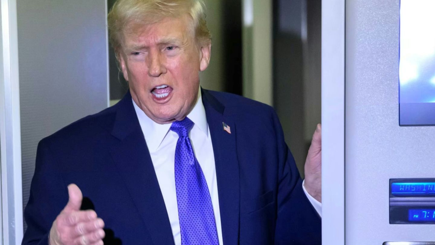 Trump an Bord der Präsidentenmaschien Air Force One