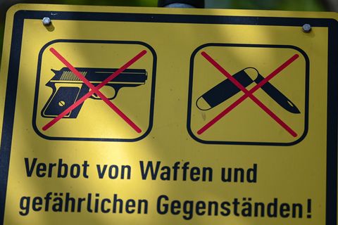 Hessens Innenminister zieht ein positives Fazit zum Waffenverbot im Nahverkehr. (Symbolbild) Foto: Arne Dedert/dpa