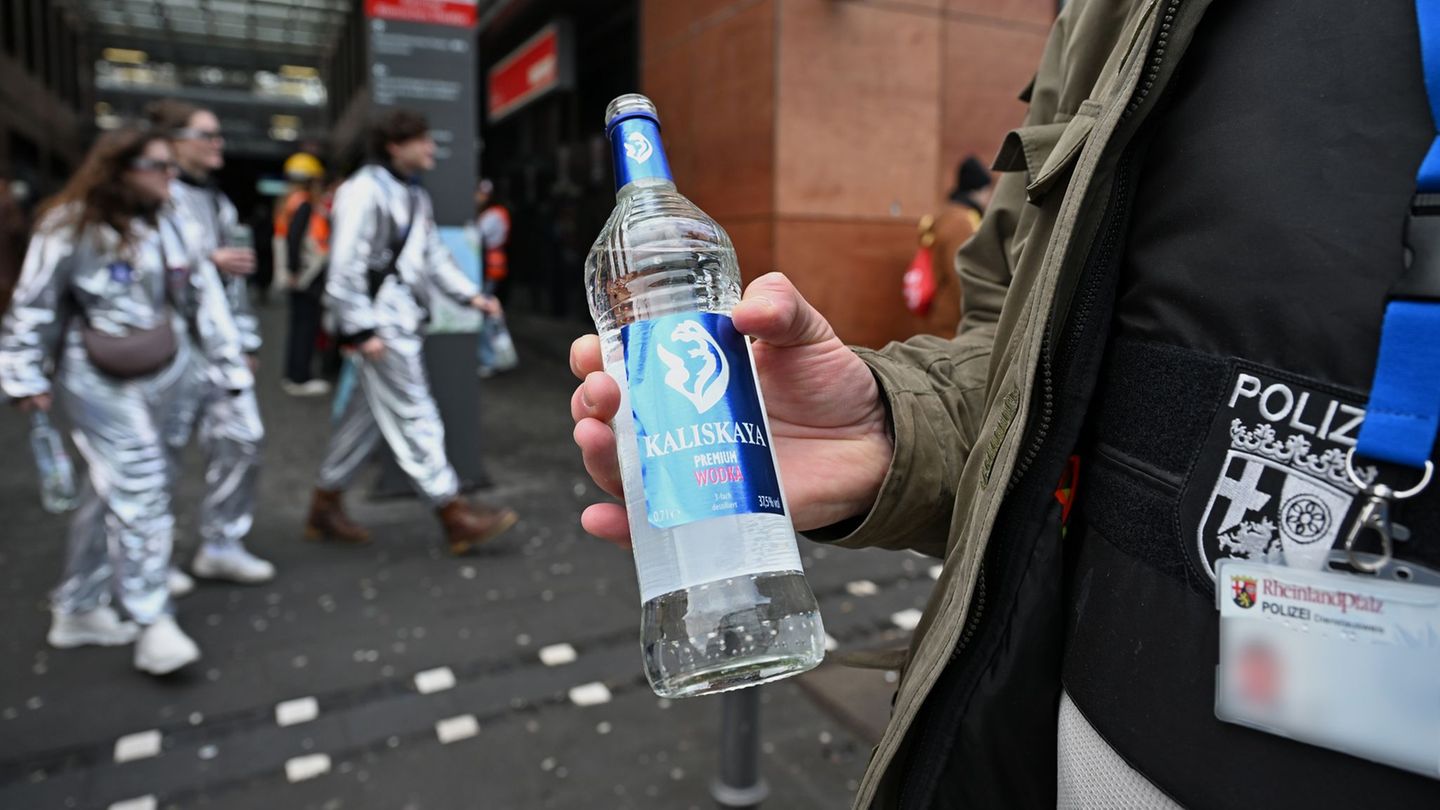 Rund 190 Liter Alkohol wurden laut Polizei sichergestellt oder vernichtet. Foto: Michael Brandt/dpa