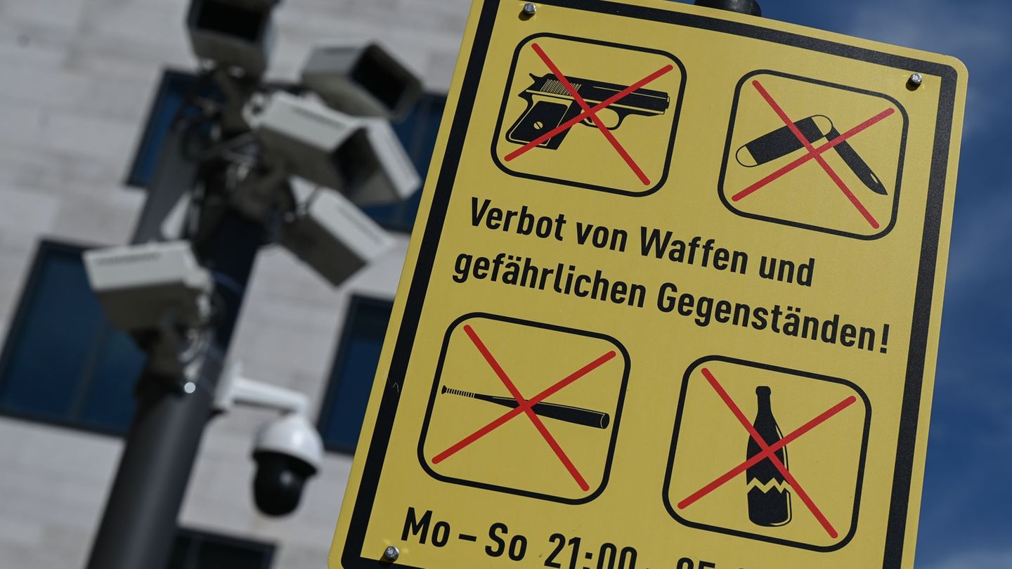 Ob Waffenverbotszonen das Sicherheitsgefühl stärken, ist wissenschaftlich nicht belegt. (Archivbild) Foto: Arne Dedert/dpa