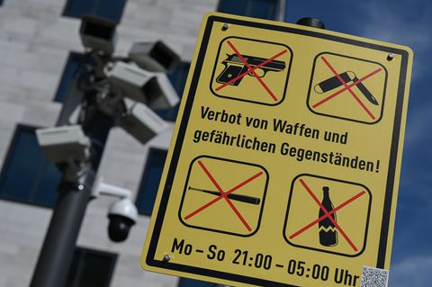 Ob Waffenverbotszonen das Sicherheitsgefühl stärken, ist wissenschaftlich nicht belegt. (Archivbild) Foto: Arne Dedert/dpa