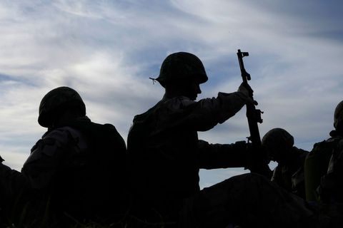 Die Ukraine musste in aller Eile Zehntausende Rekruten ausbilden, viele trainierten auch im Ausland. (Archivbild) Foto: Kirsty W