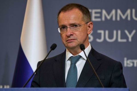 Der russische Chefunterhändler Wladimir Medinski vertritt die Vorgaben des Kremls. Foto: Emrah Gurel/AP/dpa