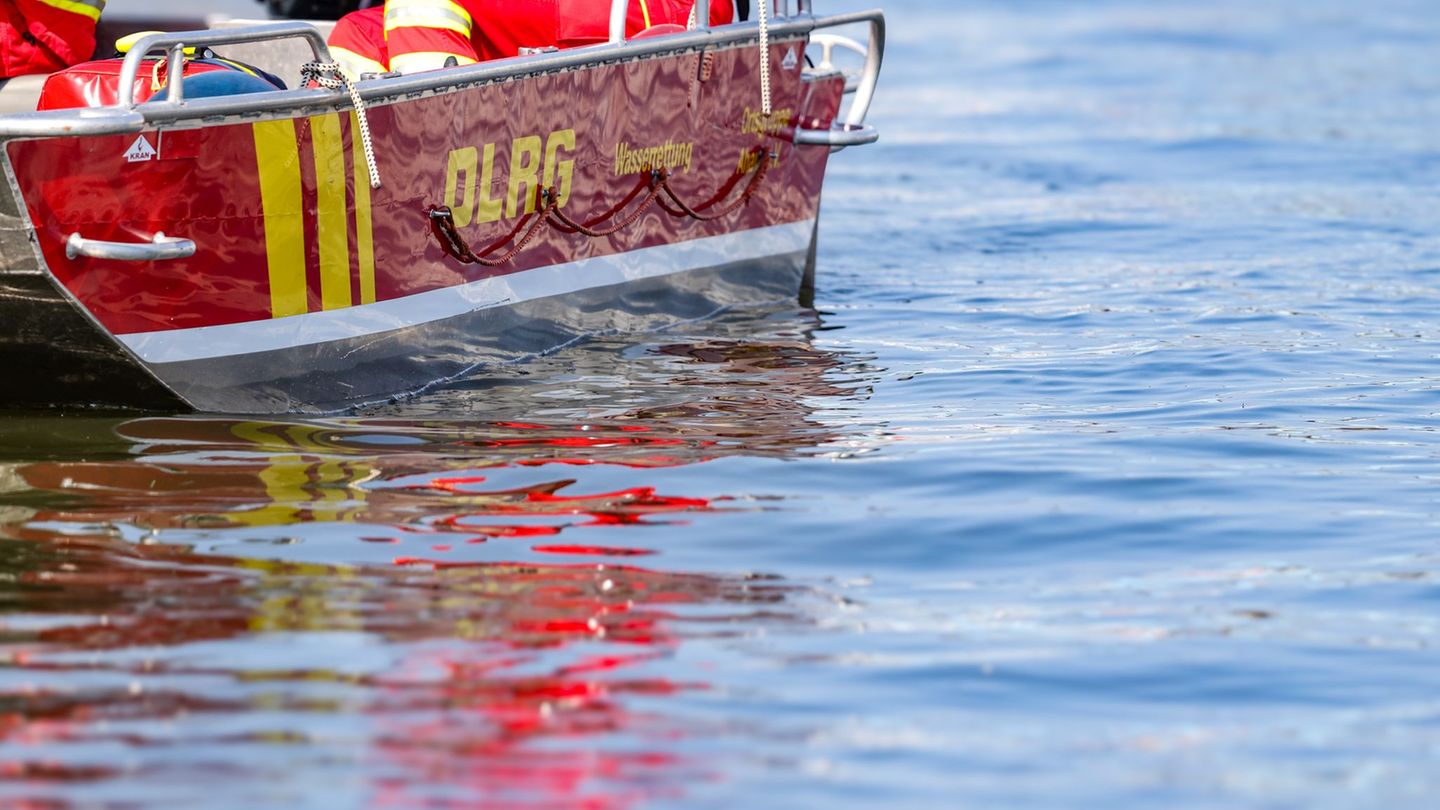 In Not geratene Menschen auf dem Wasser retten - das ist eine wichtige Aufgabe der Deutschen Lebens-Rettungs-Gesellschaft. (Symb