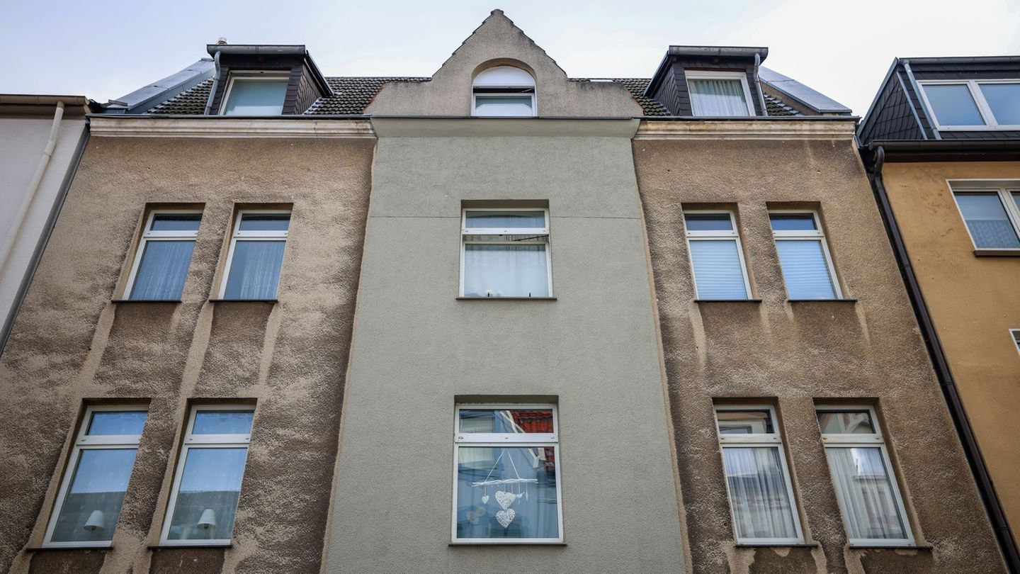 In diesem Mehrfamilienhaus in Bochum-Hamme hat sich der Einsatz abgespielt. (Archivbild) Foto: Christoph Reichwein/dpa