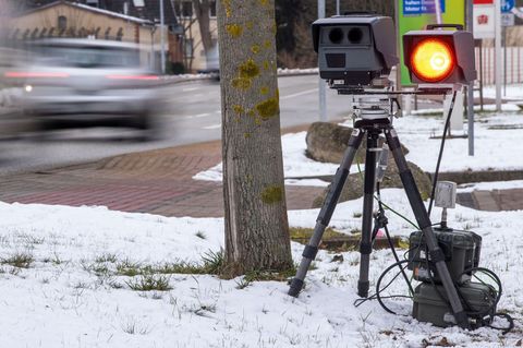 Zu schnelles Fahren kann sehr teuer werden. (Symbolbild) Foto: Jens Büttner/dpa-Zentralbild/dpa