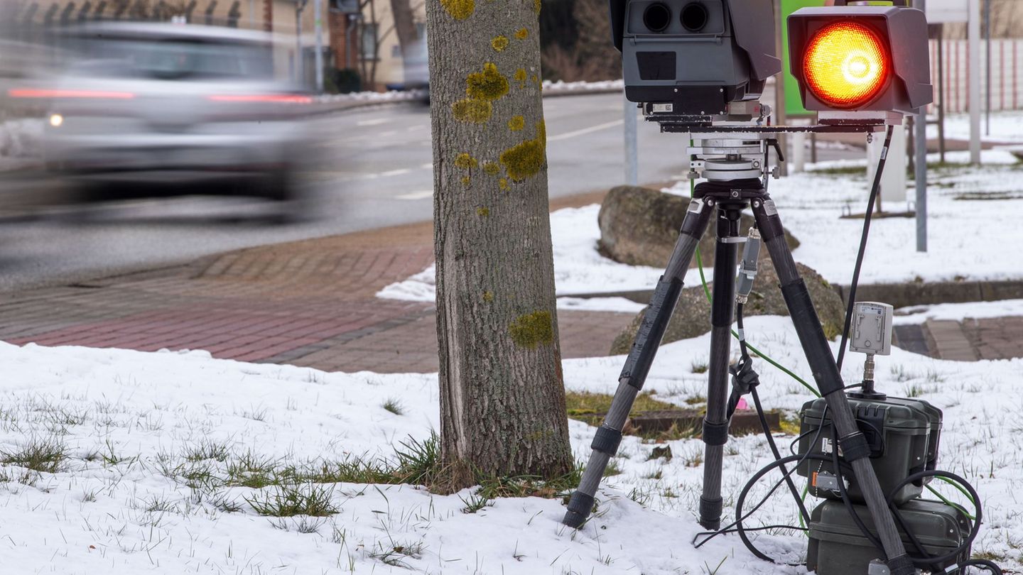 Zu schnelles Fahren kann sehr teuer werden. (Symbolbild) Foto: Jens Büttner/dpa-Zentralbild/dpa