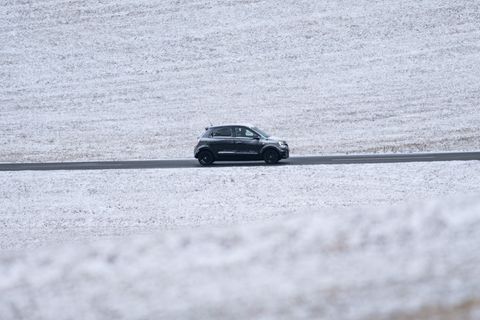 Achtung auf den Straßen: Es kann glatt werden. (Archivbild) Foto: Silas Stein/dpa