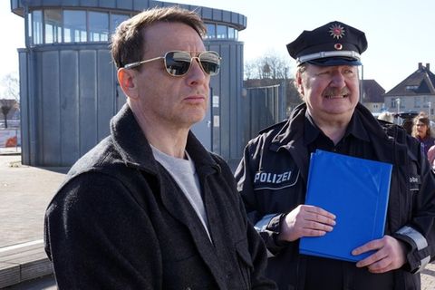 "Dünentod - Ein Nordsee-Krimi: Die große Freiheit": Tjark Wolf (Hendrik Duryn, l.) und Torsten Nibbe (Rainer Reiners).