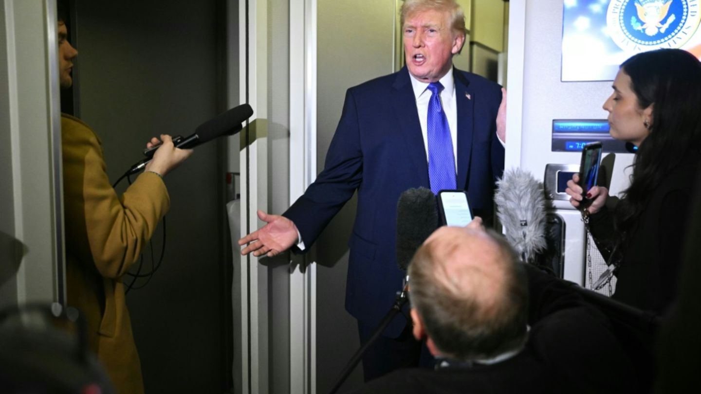 Trump an Bord der Präsidentenmaschine Air Force One