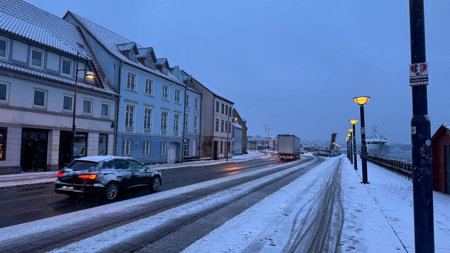 In Schleswig-Holstein und Hamburg schneit es vorerst weiter - ab Mittwoch soll der Schneefall dann nachlassen. (Symbolbild) Foto