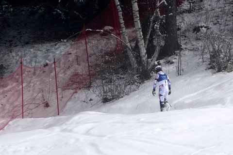 Ein Bild dieser Winterspiele: Atle Lie McGrath stapfte nach seinem Aus im Slalom einsam durch den Schnee in Richtung eines Walds