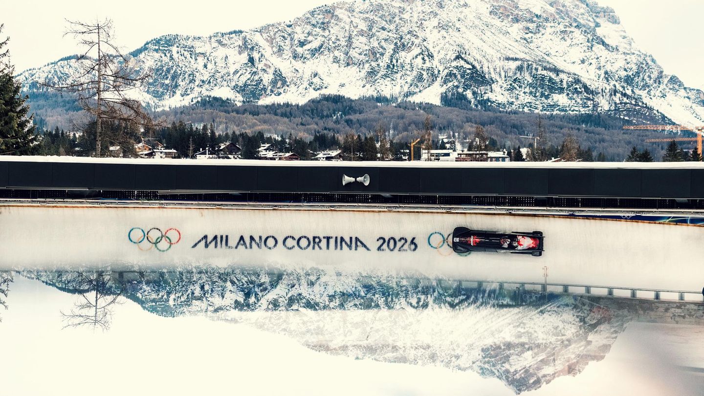 Unterwegs vor Traumkulisse: Der kanadische Bob jagt durch den Eiskanal von Cortina D'Ampezzo. Von der malerischen Kulisse werden die Kanadier bei Spitzengeschwindigkeiten von 130 Km/h allerdings wenig mitbekommen haben. Fotografin Carmen Mandato wählte für ihr Foto eine spezielle reflektierende Linse.