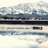 Unterwegs vor Traumkulisse: Der kanadische Bob jagt durch den Eiskanal von Cortina D'Ampezzo. Von der malerischen Kulisse werden die Kanadier bei Spitzengeschwindigkeiten von 130 Km/h allerdings wenig mitbekommen haben. Fotografin Carmen Mandato wählte für ihr Foto eine spezielle reflektierende Linse.