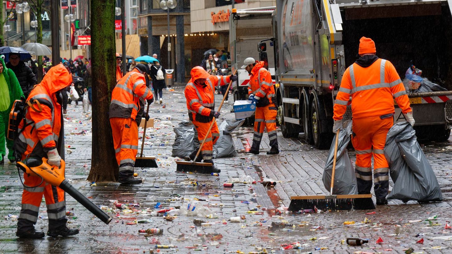 Der Tag danach: Aufräumen heißt es jetzt in Köln und Düsseldorf nach den Rosenmontagszügen Foto: Henning Kaiser/dpa