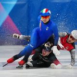 Drei auf einen Streich: Beim Shorttrack kommt es immer wieder zu Stürzen, wegen der kleinen Eisfläche sind dann auch meist mehrere Teilnehmer betroffen. Hier räumt der Lette Reinis Berzins seine Mitstreiter Furkan Akar (Türkei, rechts) und den Italiener Pietro Sighel ab. Sighel berappelte sich am Schnellsten und qualifizierte sich noch für den nächsten Lauf.