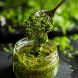 Pesto-Saucen mit Nudelwasser