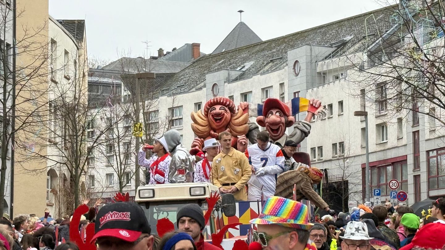 Viele Wolken gab es auch schon an Rosenmontag. Foto: Bernd Glebe/dpa