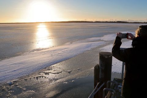 Nach mehreren kalten und nassen Tagen können sich die Menschen in Mecklenburg-Vorpommern auf ein paar Sonnenstrahlen freuen. (Ar
