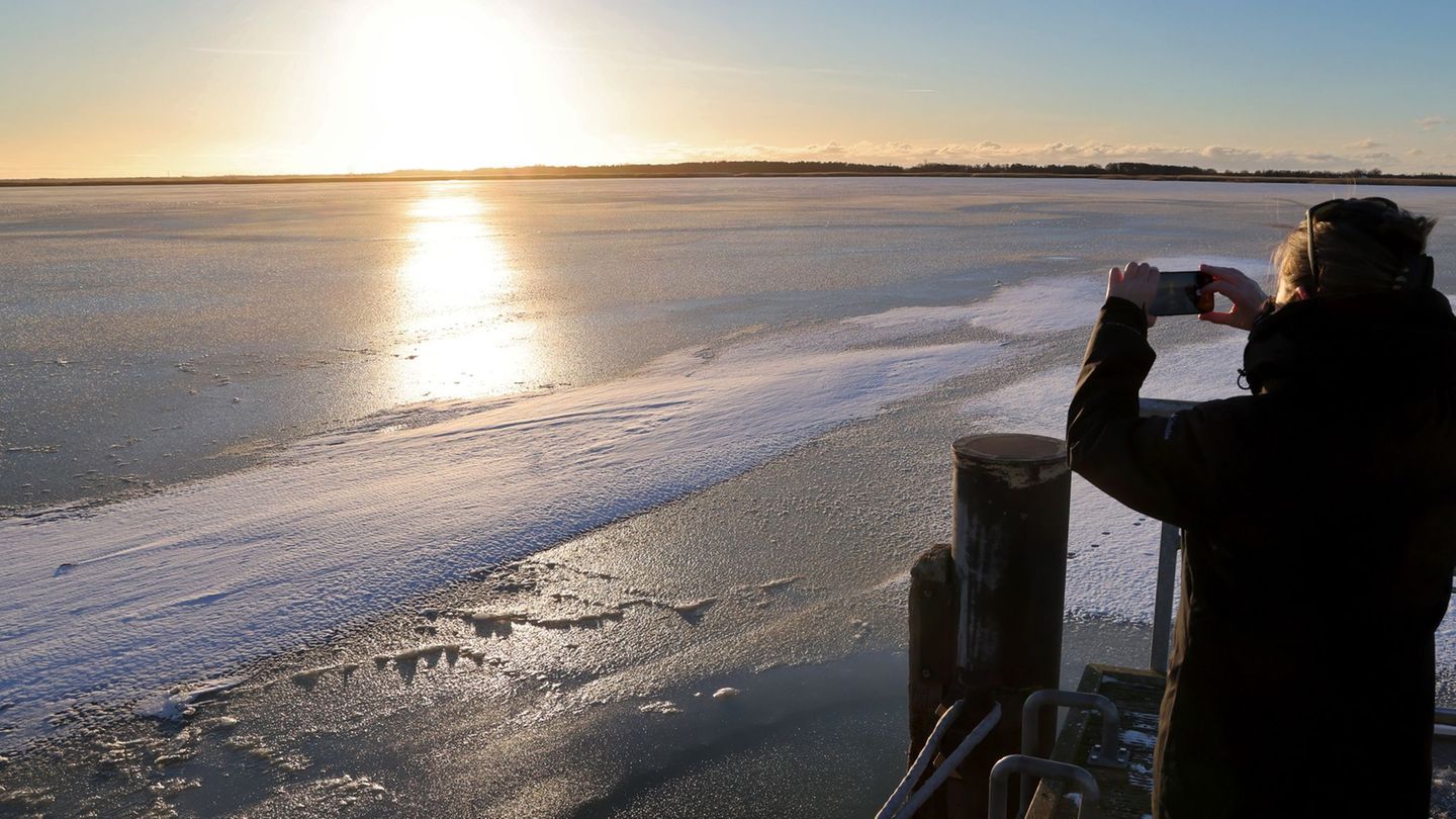 Nach mehreren kalten und nassen Tagen können sich die Menschen in Mecklenburg-Vorpommern auf ein paar Sonnenstrahlen freuen. (Ar