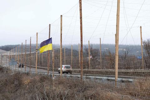 Ukraine-Flagge an einer Straße