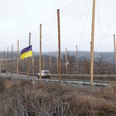 Ukraine-Flagge an einer Straße