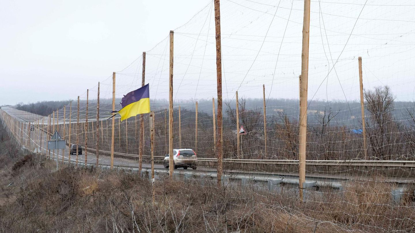 Ukraine-Flagge an einer Straße