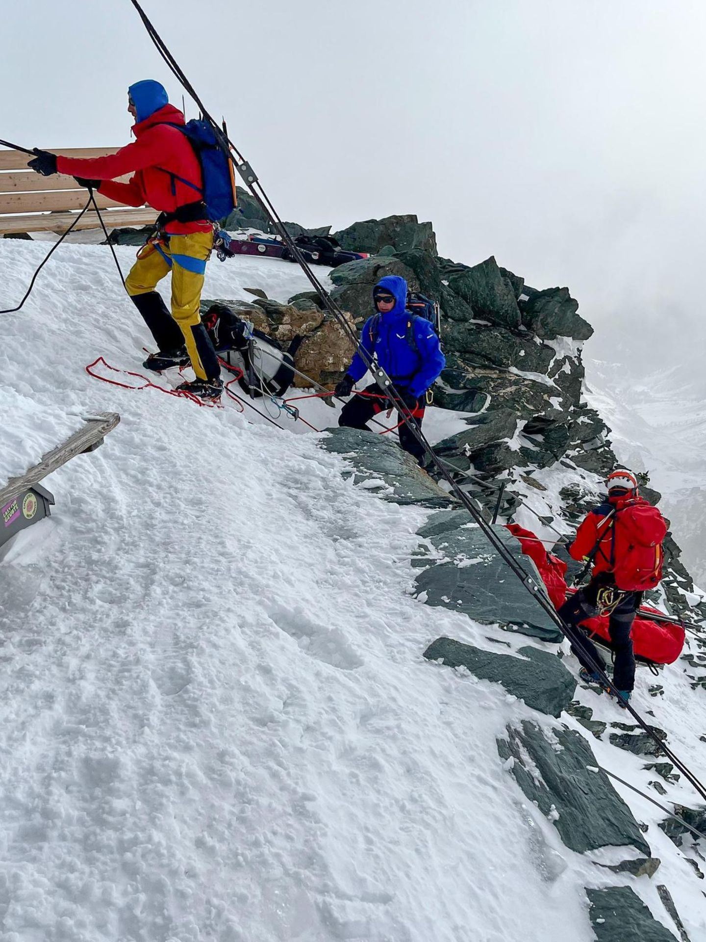 Bergretter klettern vom Großglockner ab