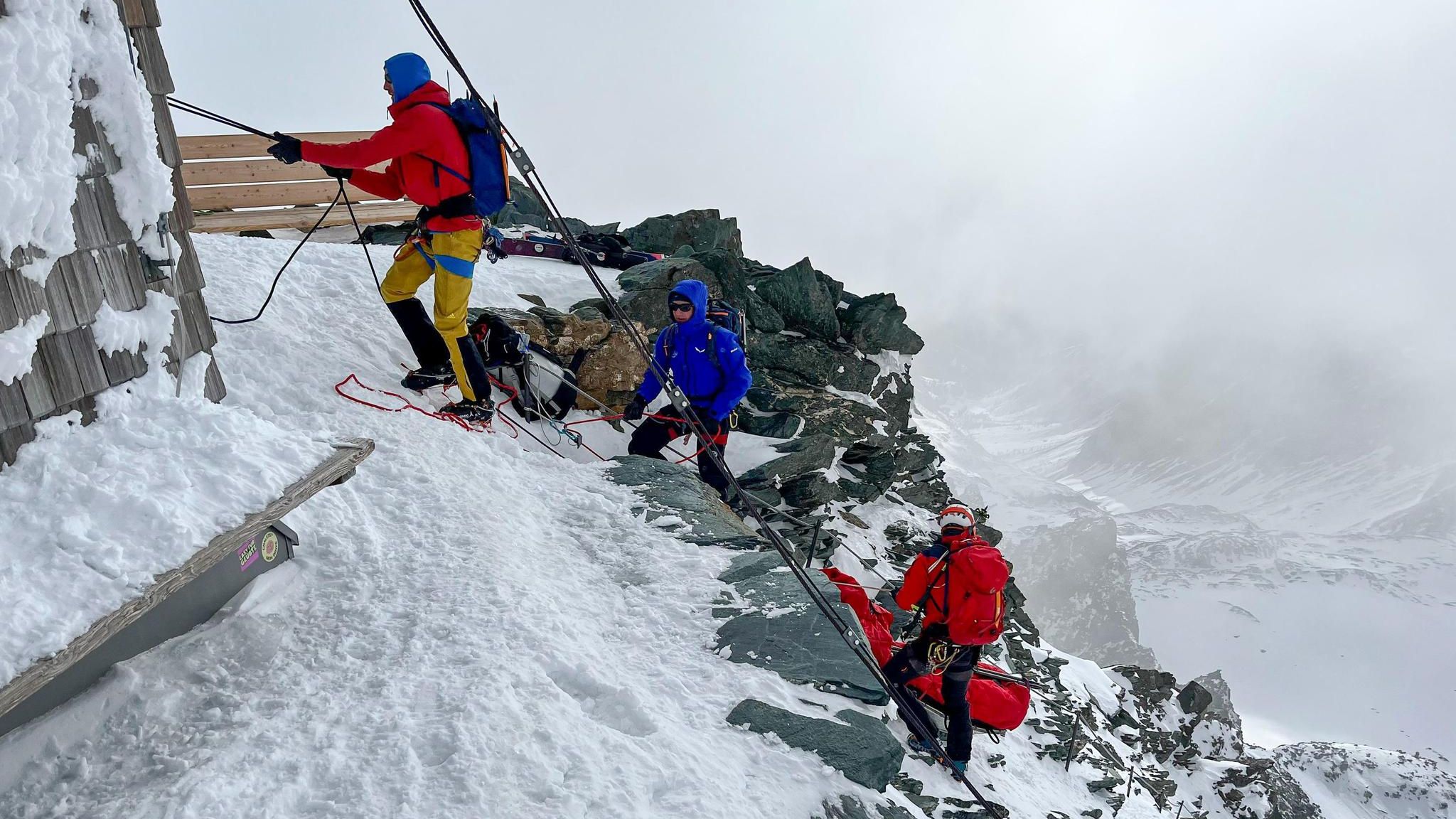 Bergretter klettern vom Großglockner ab