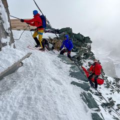 Bergretter klettern vom Großglockner ab
